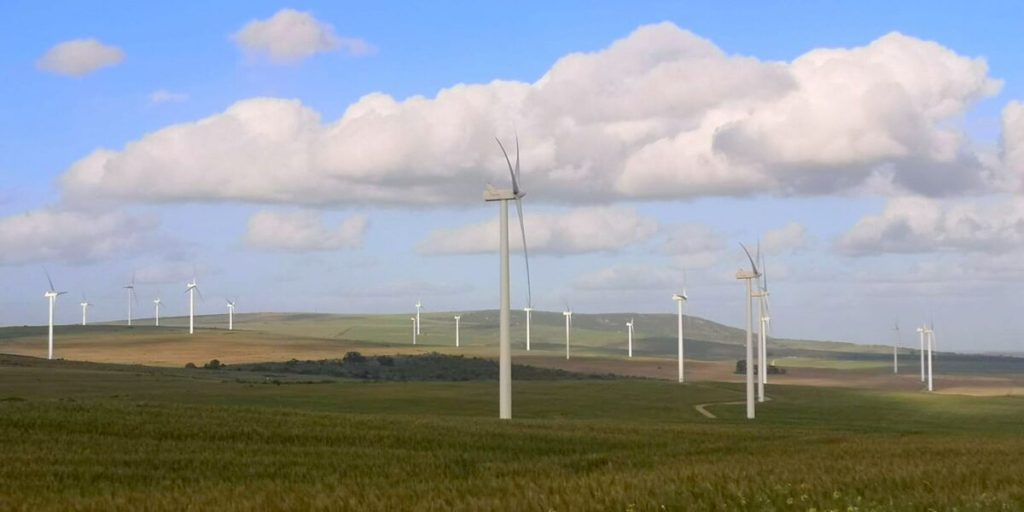 Dié bestaande West Coast One-windturbine-aanleg grens aan die grond waarop die beoogde Boulders-windturbine-aanleg gebou gaan word. Hoewel 'n hofuitspraak verlede week ten gunste van dié reuse-aanleg was, is 'n groep Paternoster-inwoners van plan om te appèlleer. Lees die berig op bladsy 2. Foto: Danie Hefers