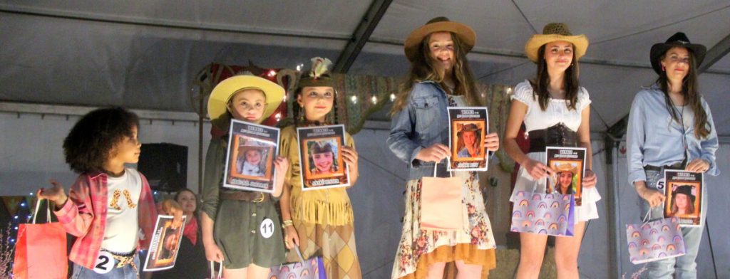 Die meisiewenners van Weslander se Fotogeniese-afdeling by die Mnr en Mej Fynbos Tiener-kompetisie is van links Hazel Papier, Abbigail Jordaan, Anské Bester, Ariana Rust, Monét Pienaar en Carla Burger.