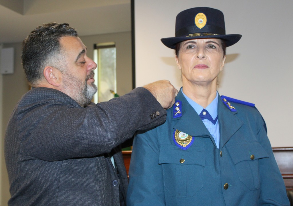 Uitvoerende burgemeester André Truter sit Lindie Kleynhans se nuwe rangkentekens aan. Foto: Alida Buckle