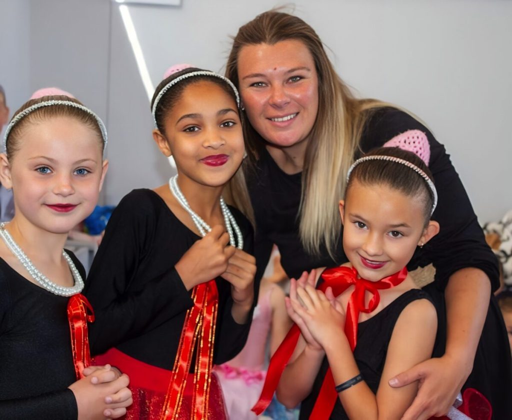 Corné du Plessis (agter) van die Royal Dance Academy West Coast saam met (van links) Abbigail Jordaan (6), Riley Julies (9) en Amoray de Kock (9).