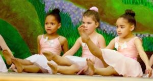 Weskus-ballerinas voer Aspoestertjie luisterryk op