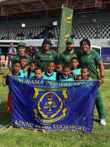 Jong spelers skuur skouers met Springbokke