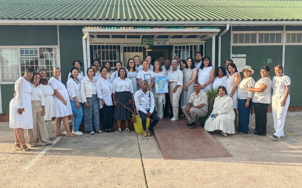 Die personeel van Diazville Primêr voor die skool. Foto: Diazville Primêr.