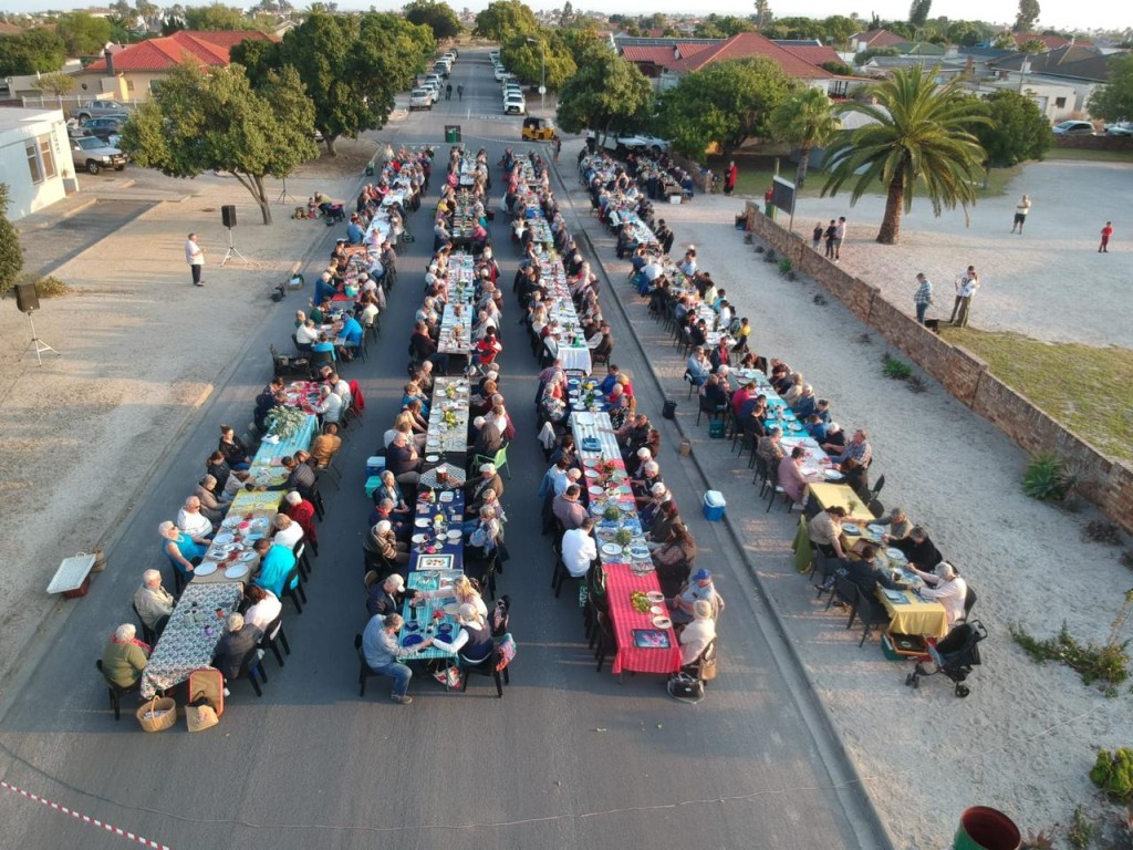Langtafels is gedek en deel van die straat is toegemaak vir die geleentheid. Foto: Letitia van Zyl-Schultz