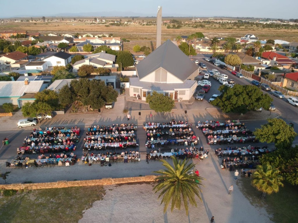 NG Kerk Laaiplek se feesmaal saam met 500 gaste. Foto: Letitia van Zyl-Schultz