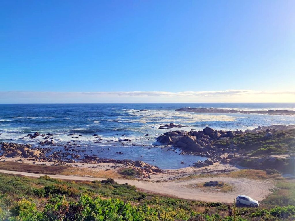 Die branders by Tietiesbaai kan onvoorspelbaar wees, soos 'n jong paartjie van Paternoster eergister (Dinsdag 7 Oktober) op 'n tragiese wyse uitgevind het. 
Danielle van Wyk (25) het in die diep water verdrink nadat 'n fratsbrander haar van die rotste afgeslaan het. Lees die berig op bl. 2. Foto: Alida Buckle