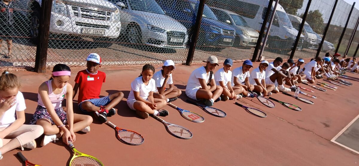 Tennis kry vastrapplek en afslaan in Weskus se skole