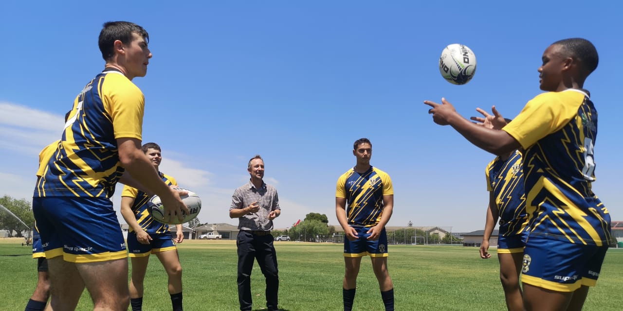 Die rugbyspelers wat op pad oorsee is oefen. Foto: Danie Hefers
