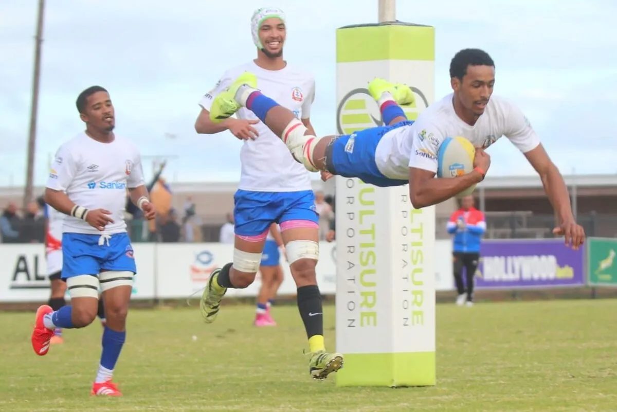 Jenovan Cleophas duik sierlik deur die lug voor sy drie. Hy het verlede Saterdag (16 Augustus) die nommersestrui (flank) vir die Saldanhabaai-rugbyklub gedra. Foto: Bernadette Louw