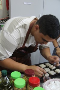 Huiskos met kinkel op tafel