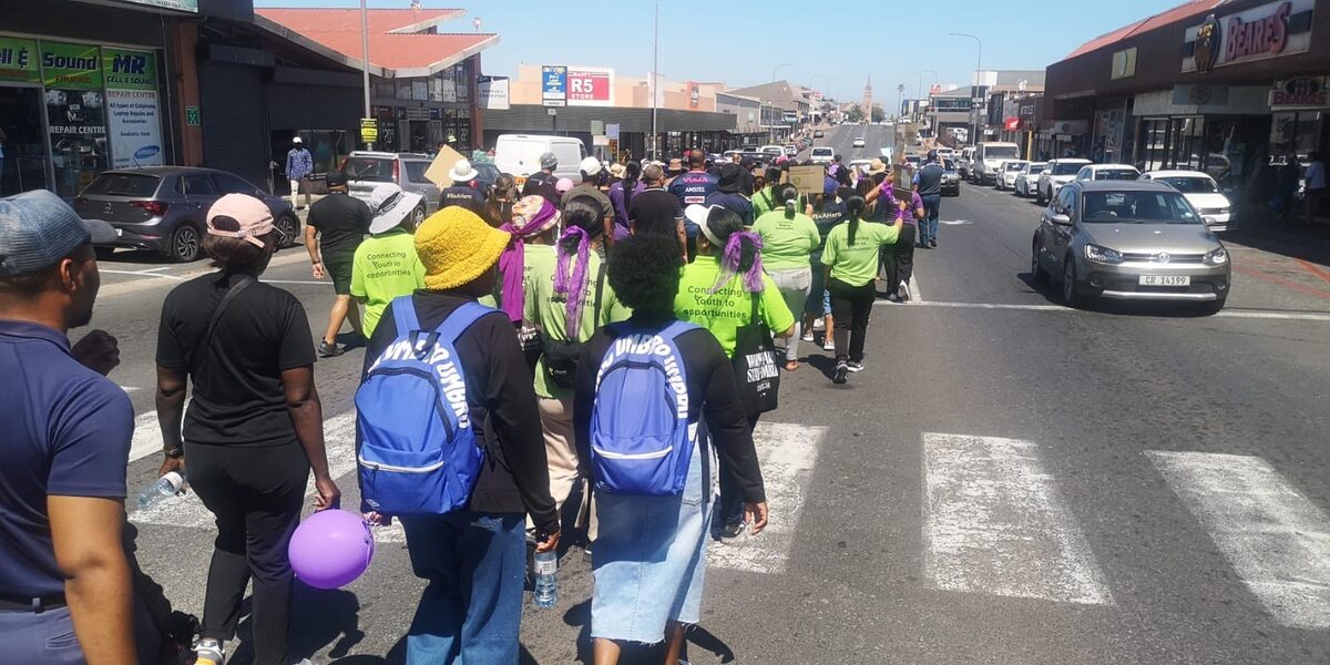 Die staptog in Vredenburg se hoofstraat. Foto: Danie Hefers