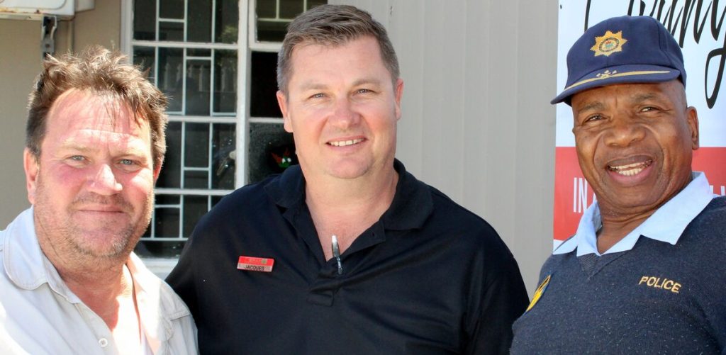 At the handover were Dave Allam, deputy chair of Team Langebaan, Jacques Germishuizen from Spar, who donated the welcome sign, and Lieutenant Colonel Ernest Keti from the West Coast District Police.