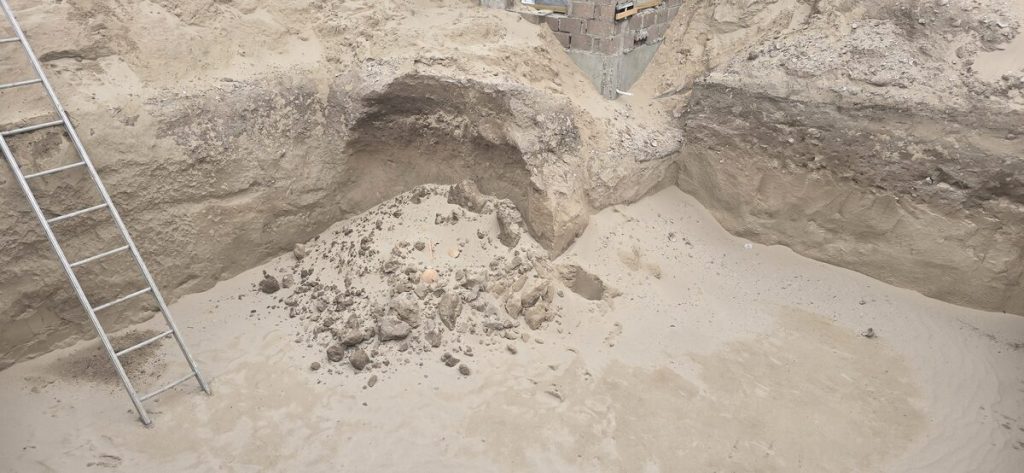 Alle bouwerk aan dié swembad in Paternoster was vir 'n tyd gestaak toe beendere gevind is.