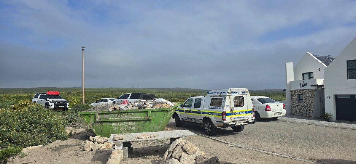 Vrae oor beendere op erf in Paternoster