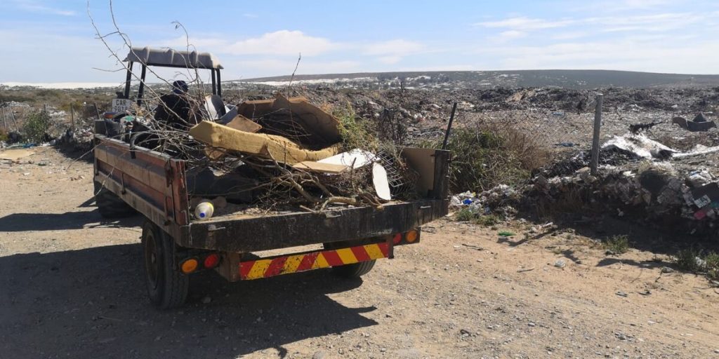 Munisipale werkers besig op die terrein.