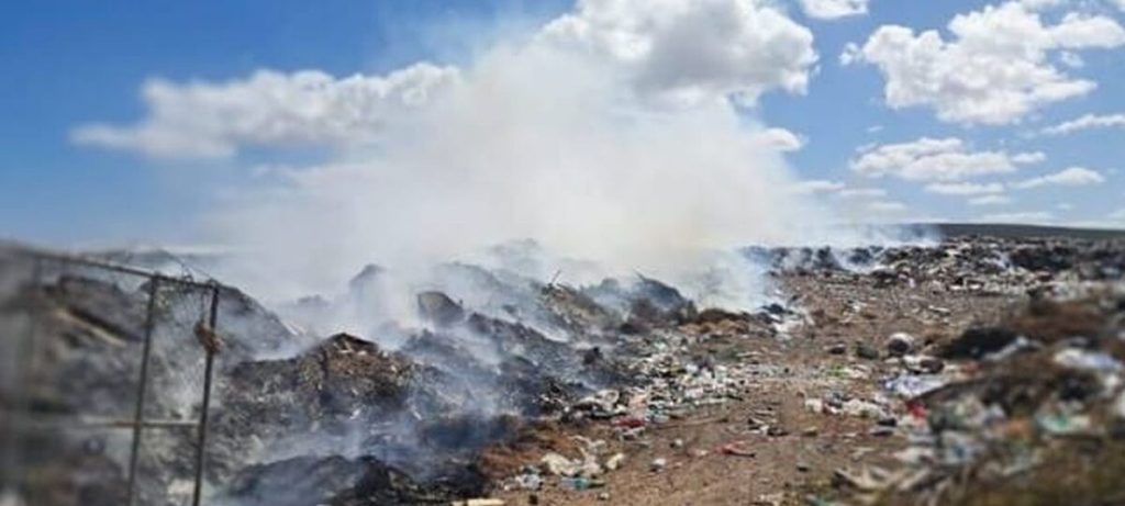 Die stortingsterrein brand gedurig. Foto: Verskaf