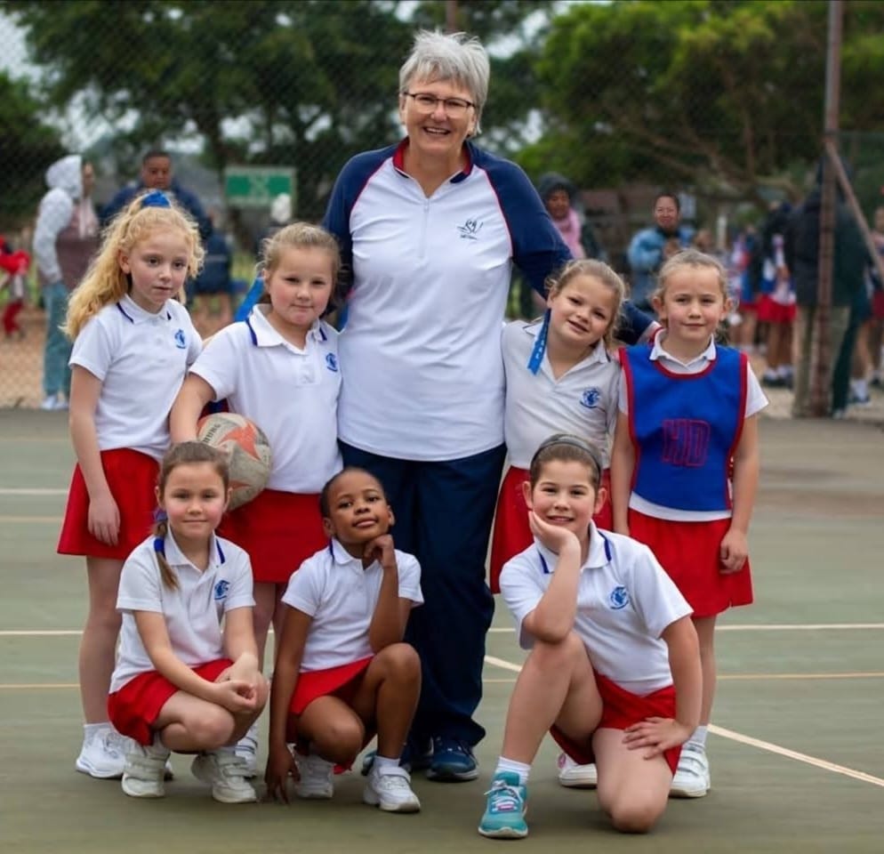 Juffrou Christine Barnard met haar netbalspannetjie van 2025. Foto: Sonja Kruger