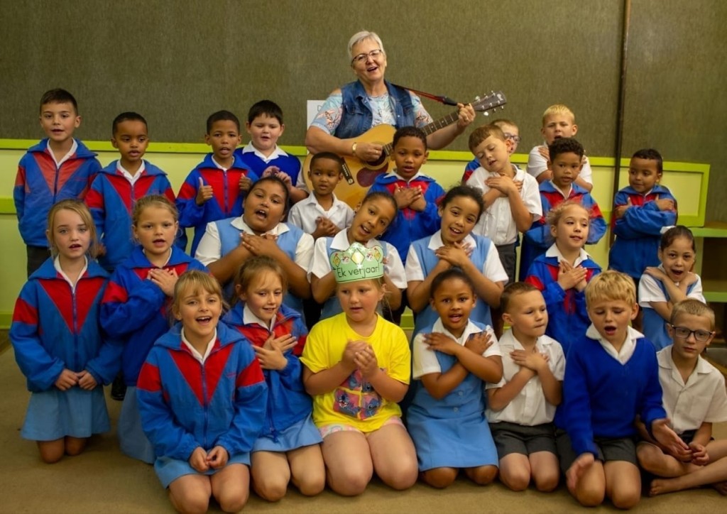 Juffrou Christine met haar kitaar en haar gr.1-klas van 2025. Foto: Sonja Kruger
