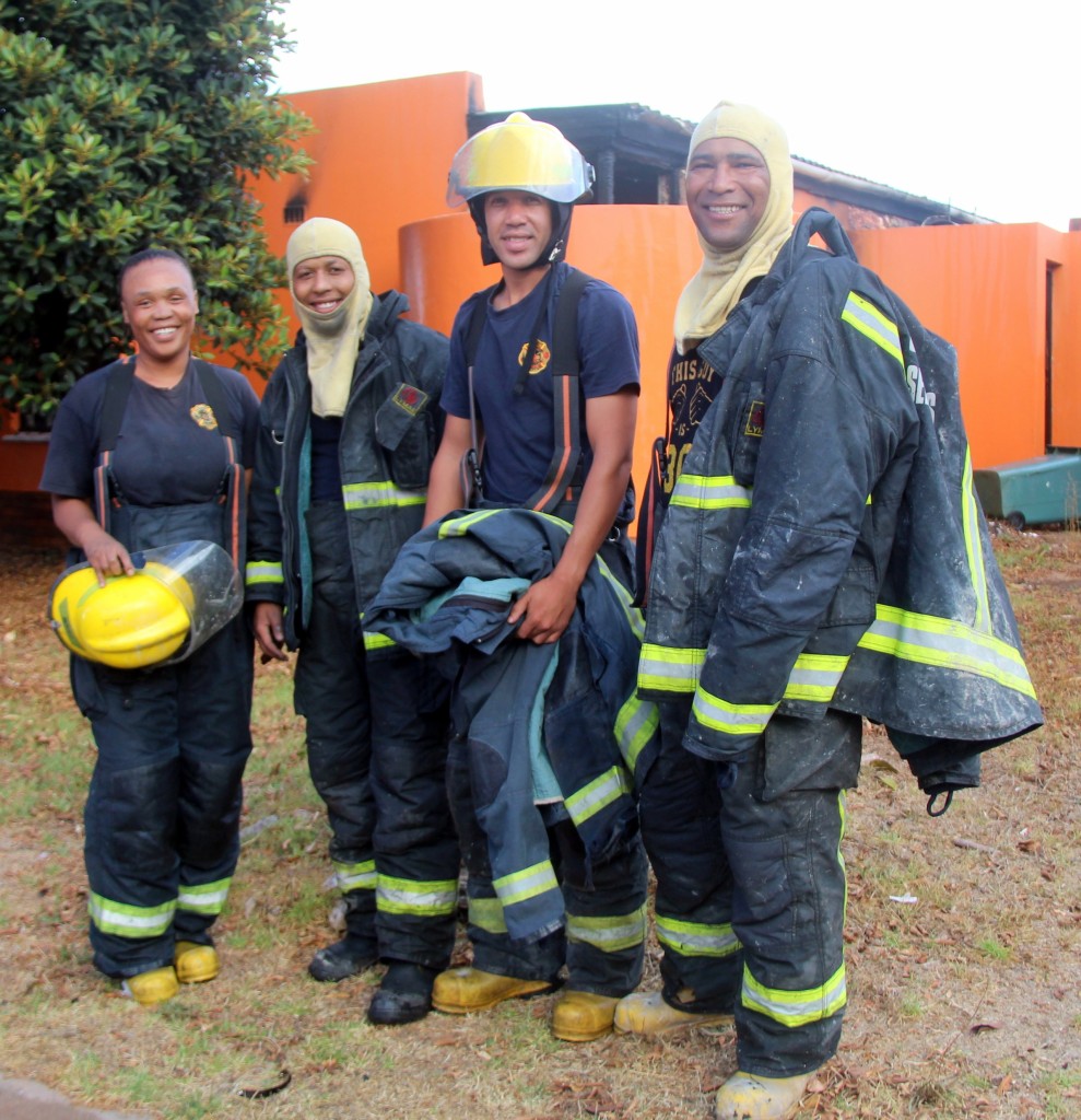 Deel van die brandweerspan wat die vlamme tot bedaring gebring het, is (van links) Nondumiso Picane, Hiru Dietdricks, Chrislyn Hector en Ghurs van Schalkwyk. Foto: Alida Buckle