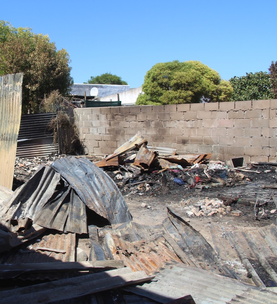Vyf Weskus-gesinne is dakloos ná hul woonplekke afgebrand het. Foto: Noluvu Ludidi