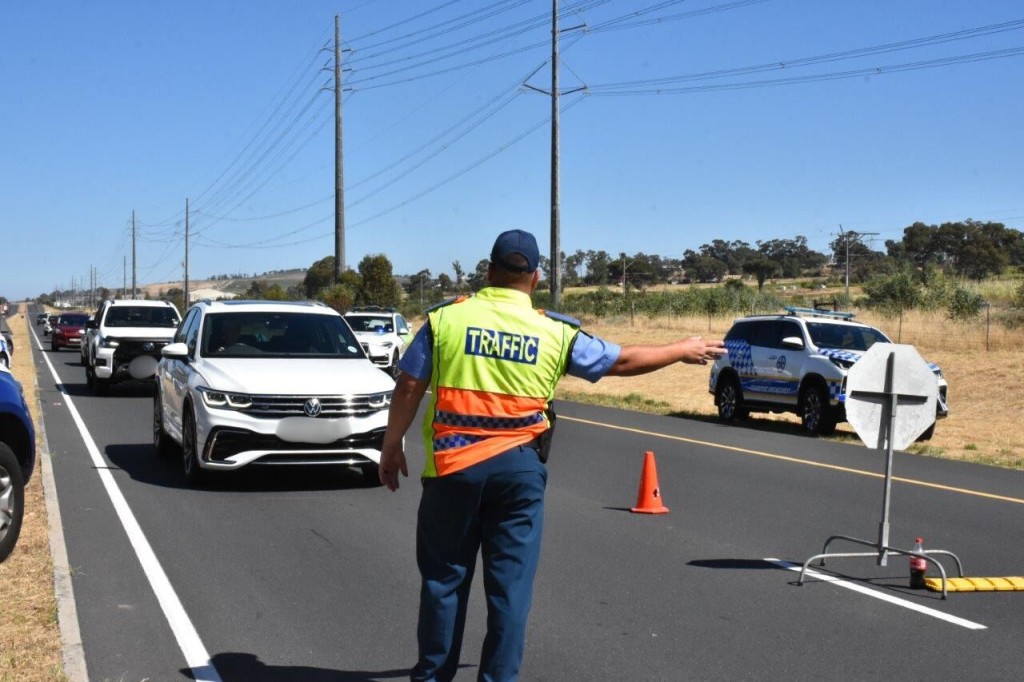 Verkeersamptenare het sigbaarheid op Wes-Kaapse paaie handhaaf.