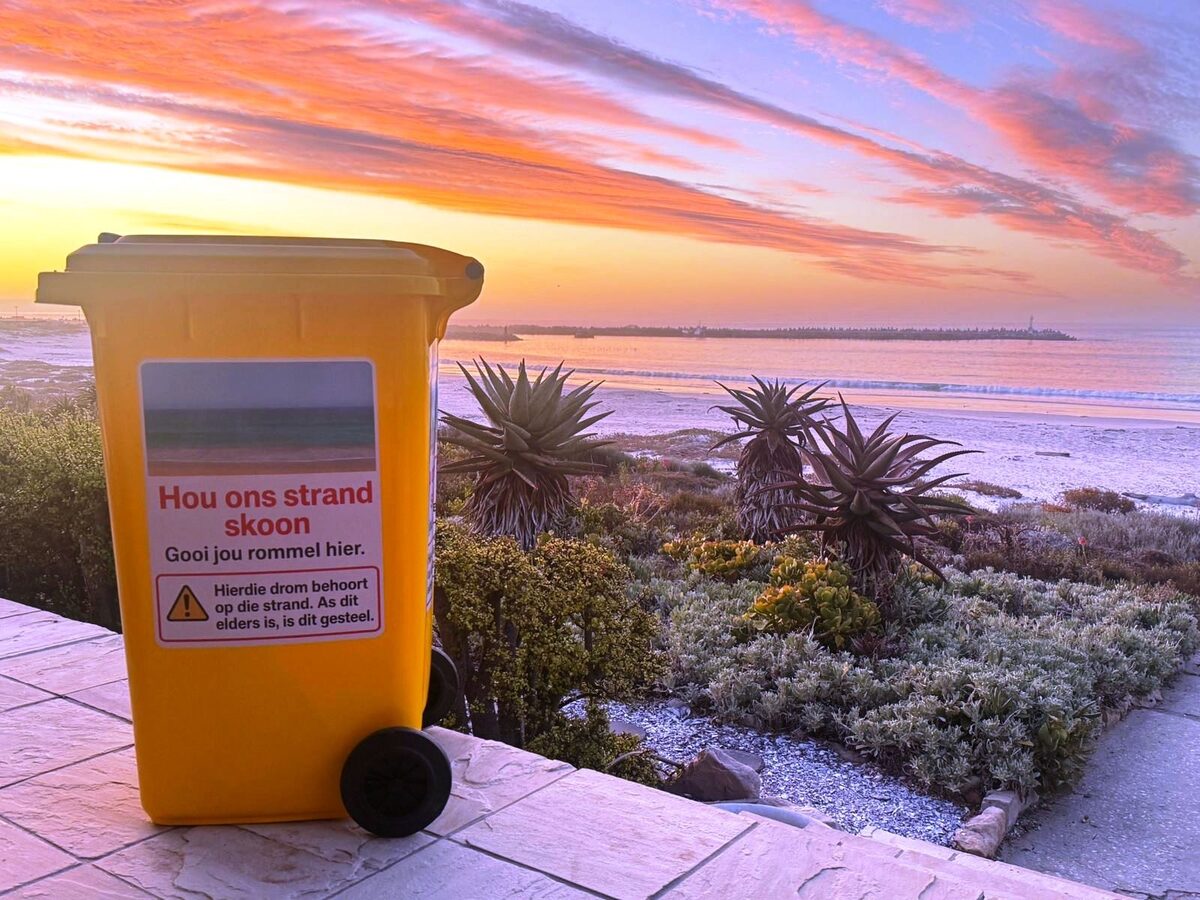 Egpaar vra Lambertsbaaiers om strand te help skoon hou