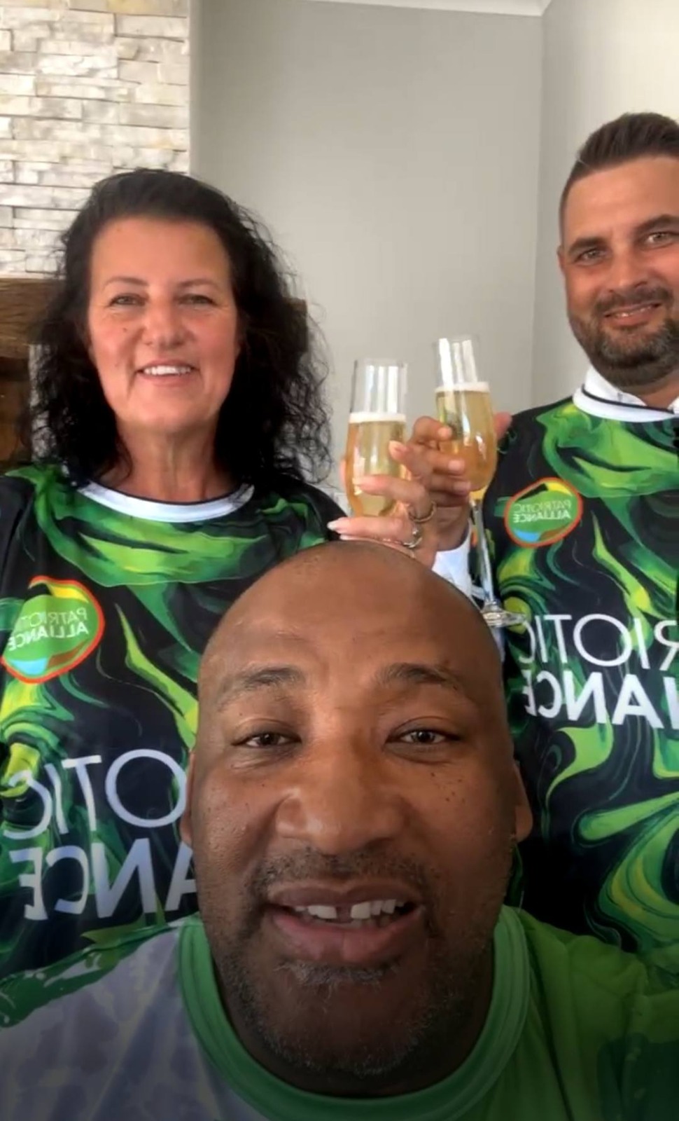 Gayton Mackenzie, PA-leier (voor) klink 'n glasie saam met Charmaine Laubscher (links) en Jacques van Rensburg.