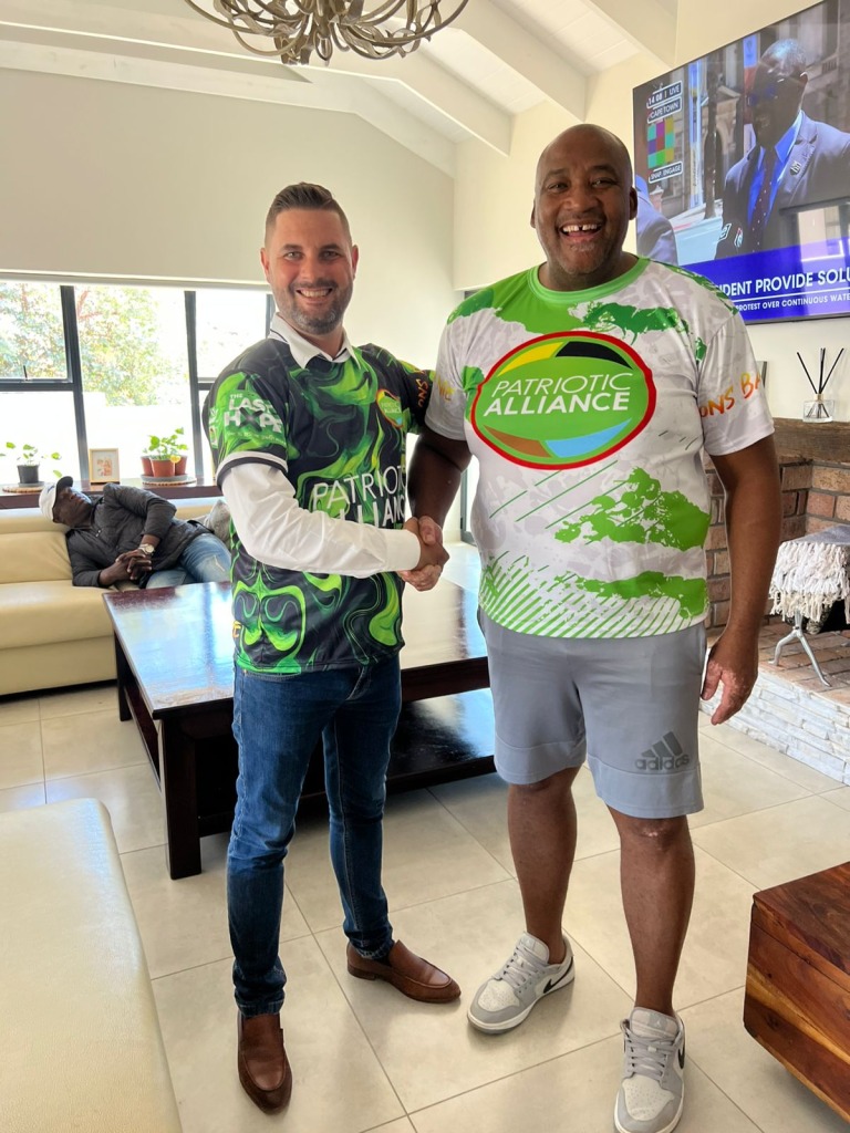 Gayton Mackenzie saam met Jacques van Rensburg.