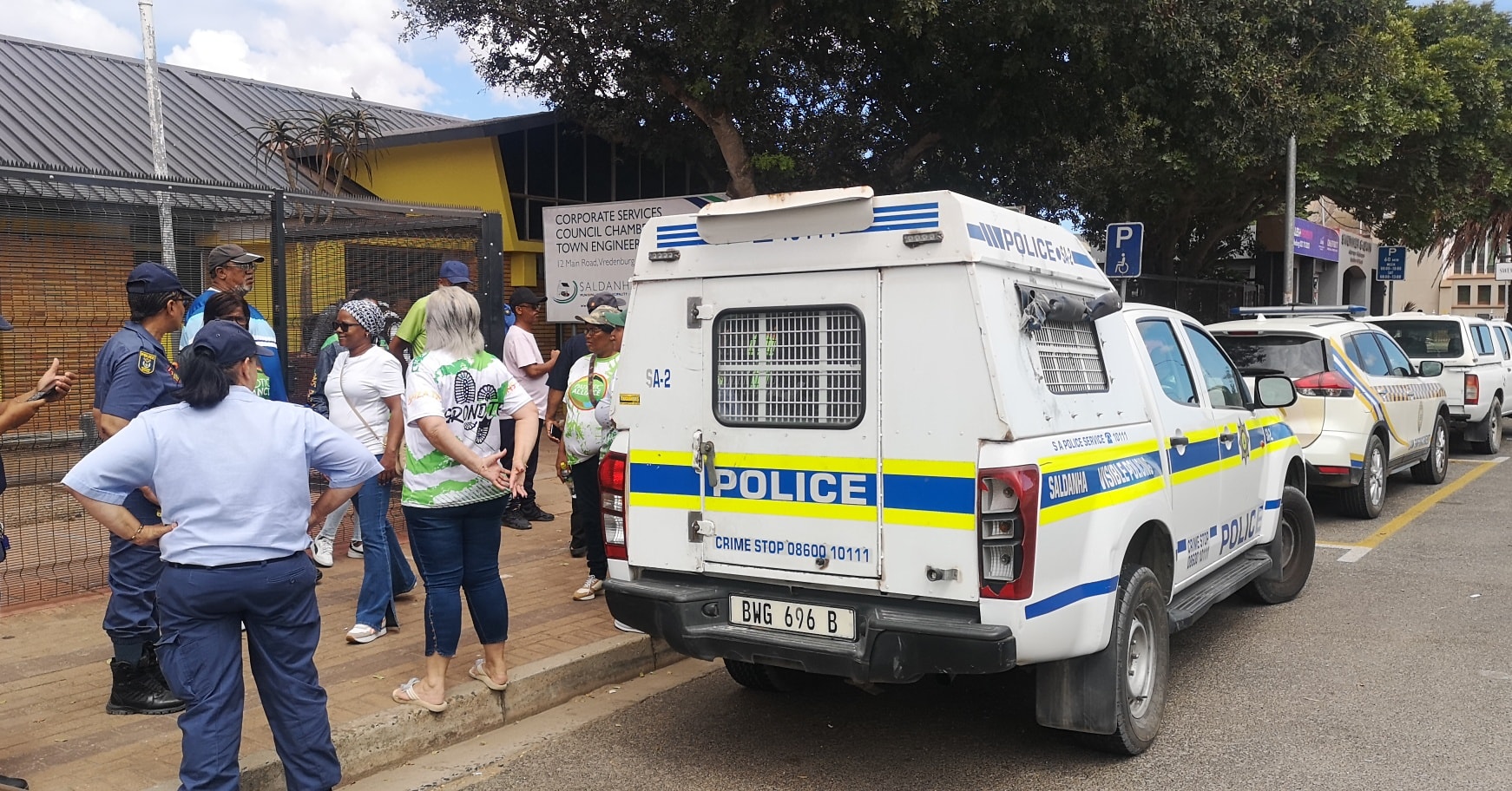 Gemoedere het so opgevlam by die raadsvergadering dat die polisie 'n wakende oog kom hou het. Foto: Danie Hefers