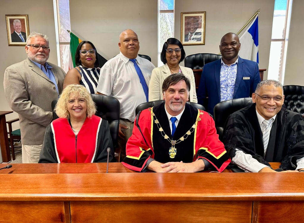 Die nuwe burgermeesterskomitee is (voor van links) Olwene Daniels, die nuwe burgemeester Marius Koen en Heinrich Mettler, munisipale bestuurder. Agter staan Jaco Kotzé, Sinah Mamabolo, Wimpie America, Eventhia Vaughan en Michael Schaffers. Foto: SBM