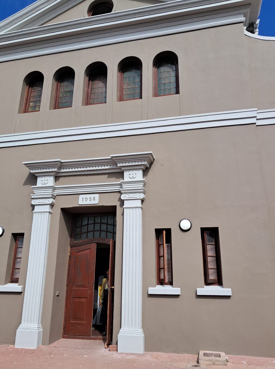 Die hoofingang van die hofgebou wat na die twee hofsale lei. Foto: Alida Buckle