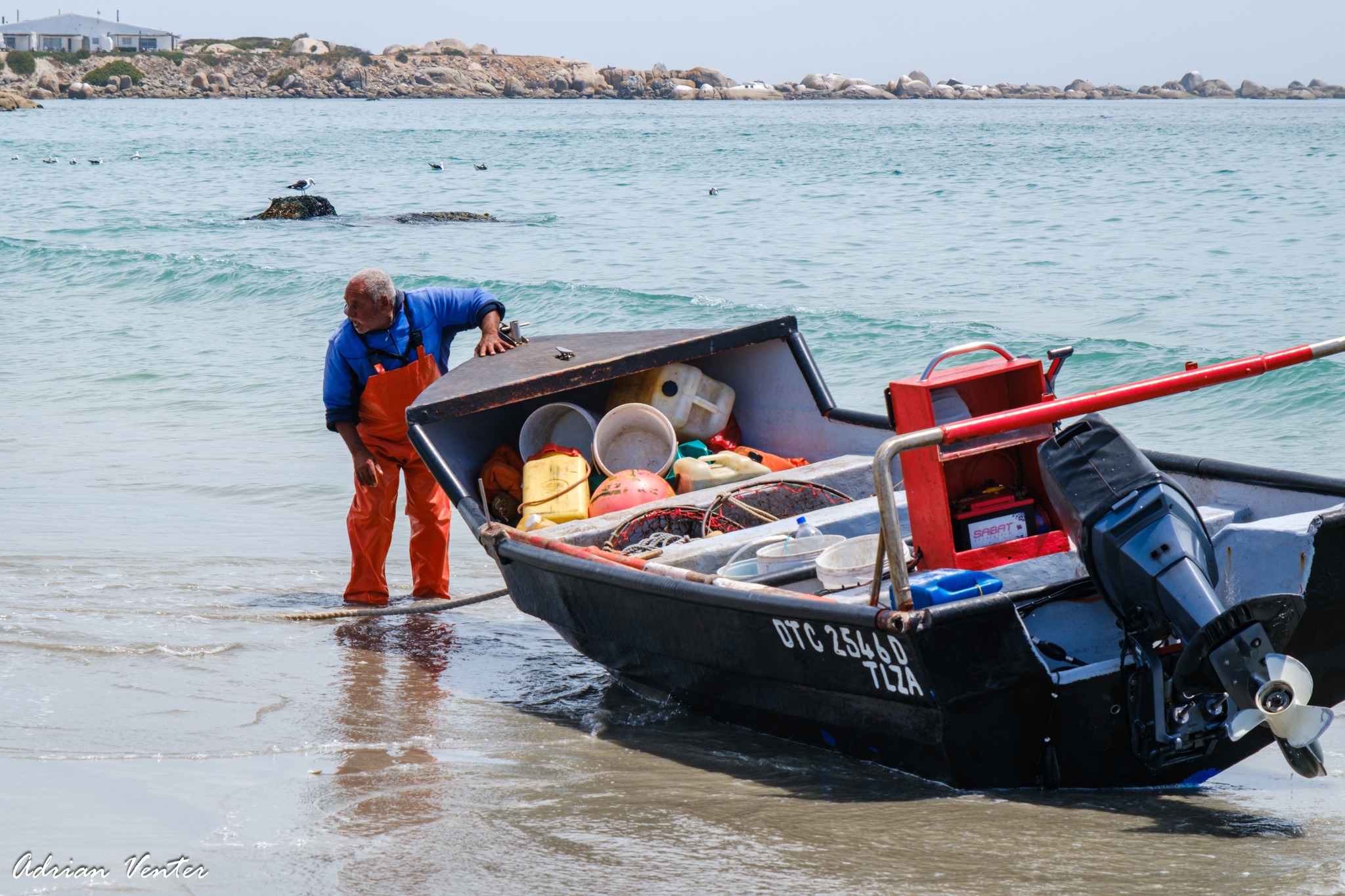 'n Visserman by 'n skuit op Paternoster se strand. Foto: Adrian Venter