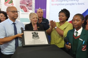 Louwville High received mobile digital library