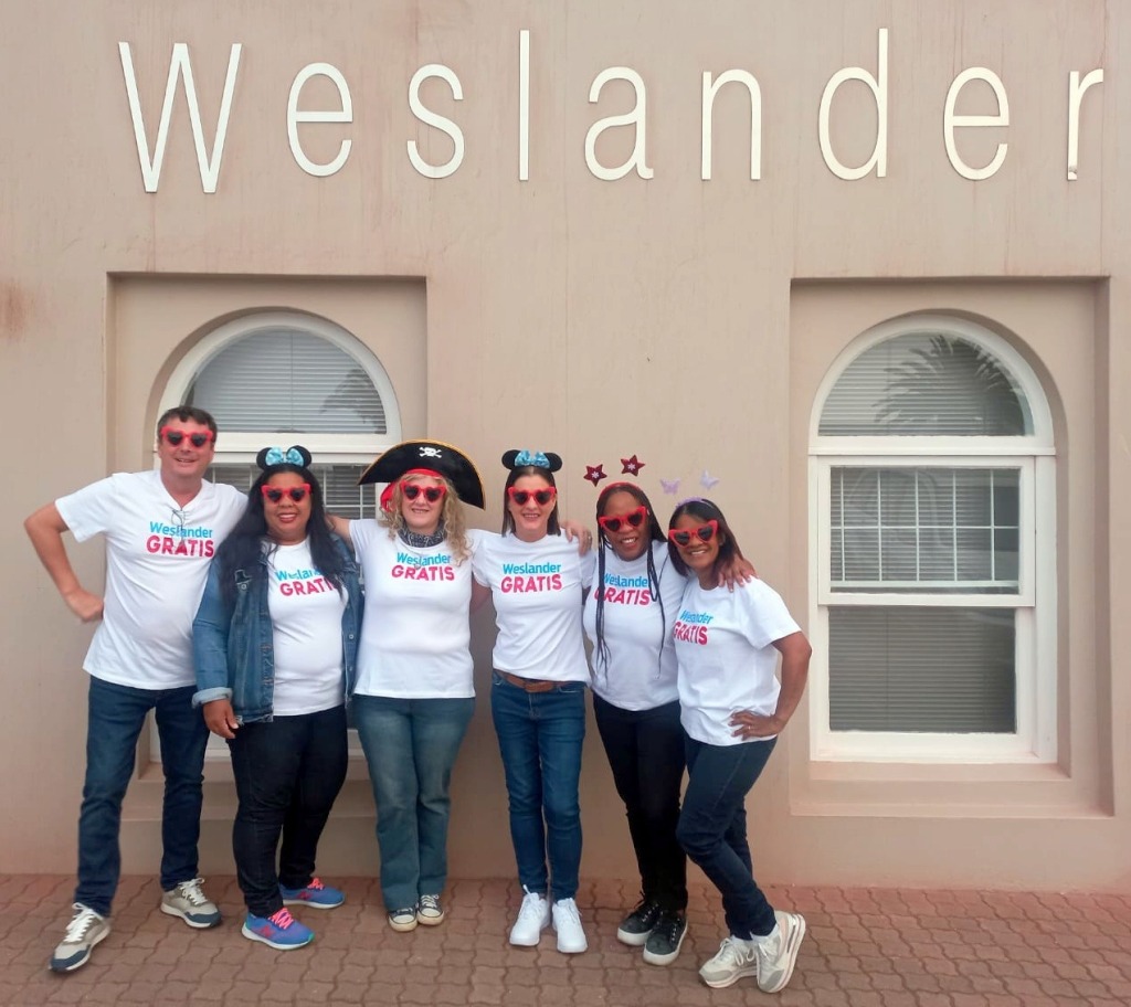 Die span van Weslander het vanoggend in die hoofstraat van Vredenburg koerante uitgedeel