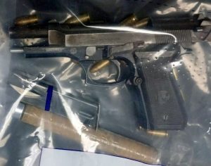 Wakker lede kry gesteelde polisiepistool