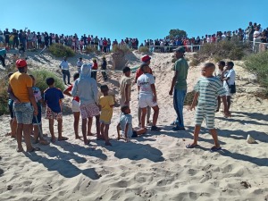 Familie in rou ná neefs onder sandhoop versmoor