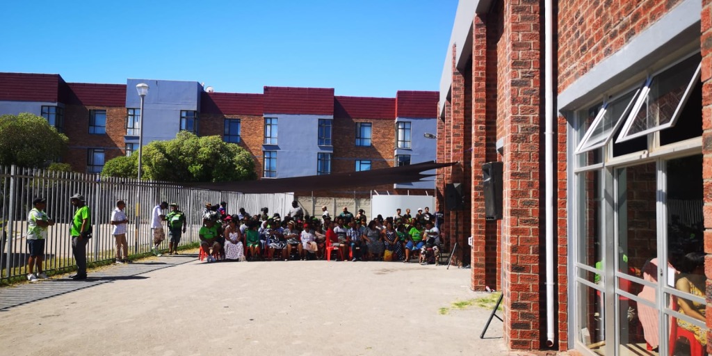 PA-ondersteuners staan in rye buite die Dial Rock-saal in Saldanha terwyl hulle wag om die bekendstelling van die Joshlin Smith-stigting by te woon. Foto: Danie Hefers