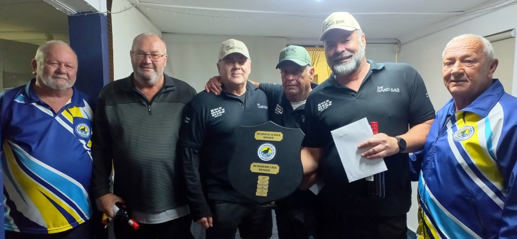 Die wenspan by Etienne Schutt (klubpresident. heellinks) en Herman van Lill (sakeliga-sameroeper, heelregs). en van links Flippie Snyman, Chris Smit, Terence Lynch en Gerhard Botha.