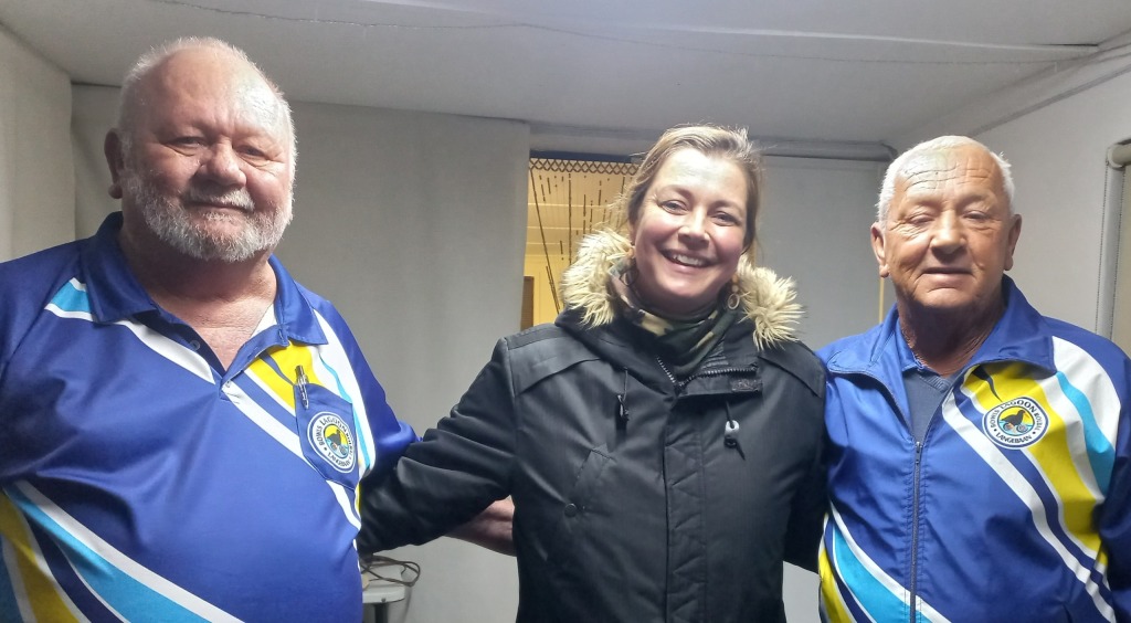 Twaalfde: Jackie Fourie Deyzel van die Huysky's Restaurant & Pub-span staan by Etienne Schutt (klubpresident, links)) en Herman van Lill (sakeliga-sameroeper). Foto: Alida Buckle