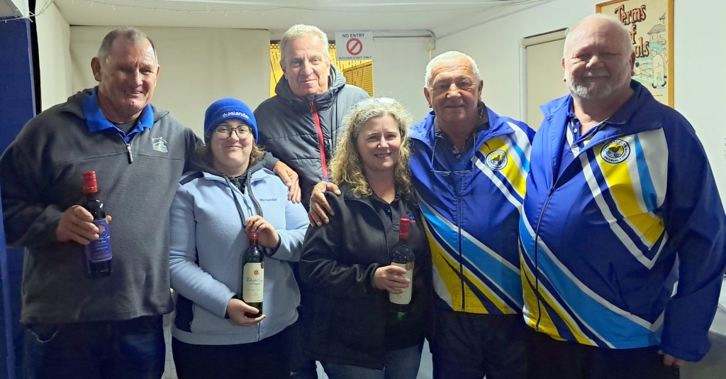 Dertiende: Weslander se span, van links, Chris Albertyn, Blaze Buckle en VanZyl Schultz staan trots by Herman van Lill (sakeliga-sameroeper) en Etienne Schutt (klubpresident).  Afwesig: Eddie Fullard. Foto: Alida Buckle