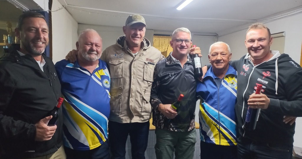 Tweede: Die span van Boesmanland-slaghuis is van links Wynand Hugo, Albert van der Spuy, Thys van Niekerk en Willie van Dyk. By hulle in blou staan Etienne Schutt (klubpresident) en Herman van Lill (sakeliga-sameroeper). Foto: Alida Buckle