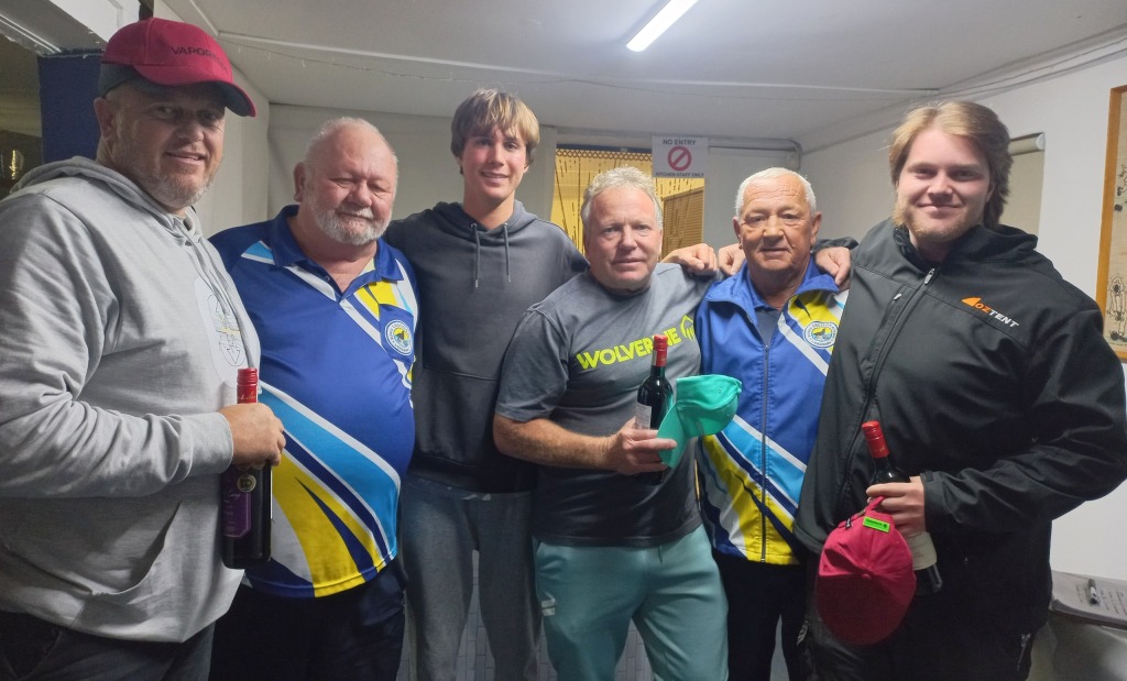 Vyfde: Hyundai se spanlede Vierde: Eco Sport. by Etienne Schutt (klubpresident) en Herman van Lill (sakeliga-sameroeper) in blou, is van links Brandon van Wyk, Micah Beukes, Jacques Pieters en 
Joshua van Zyl. Foto: Alida Buckle