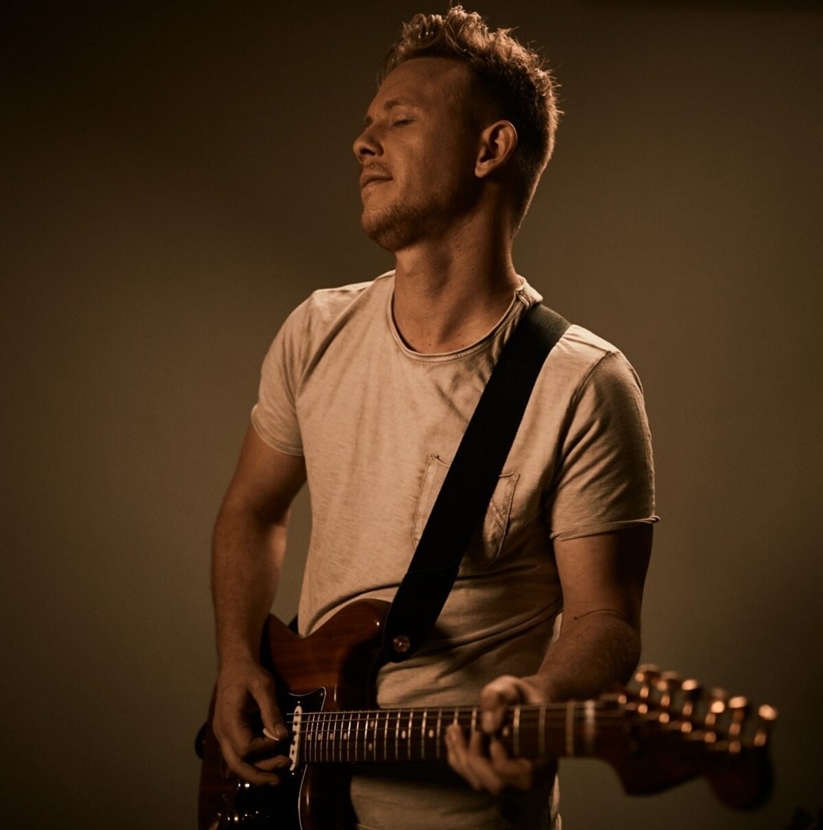 Enjoy an evening with Roan Ash