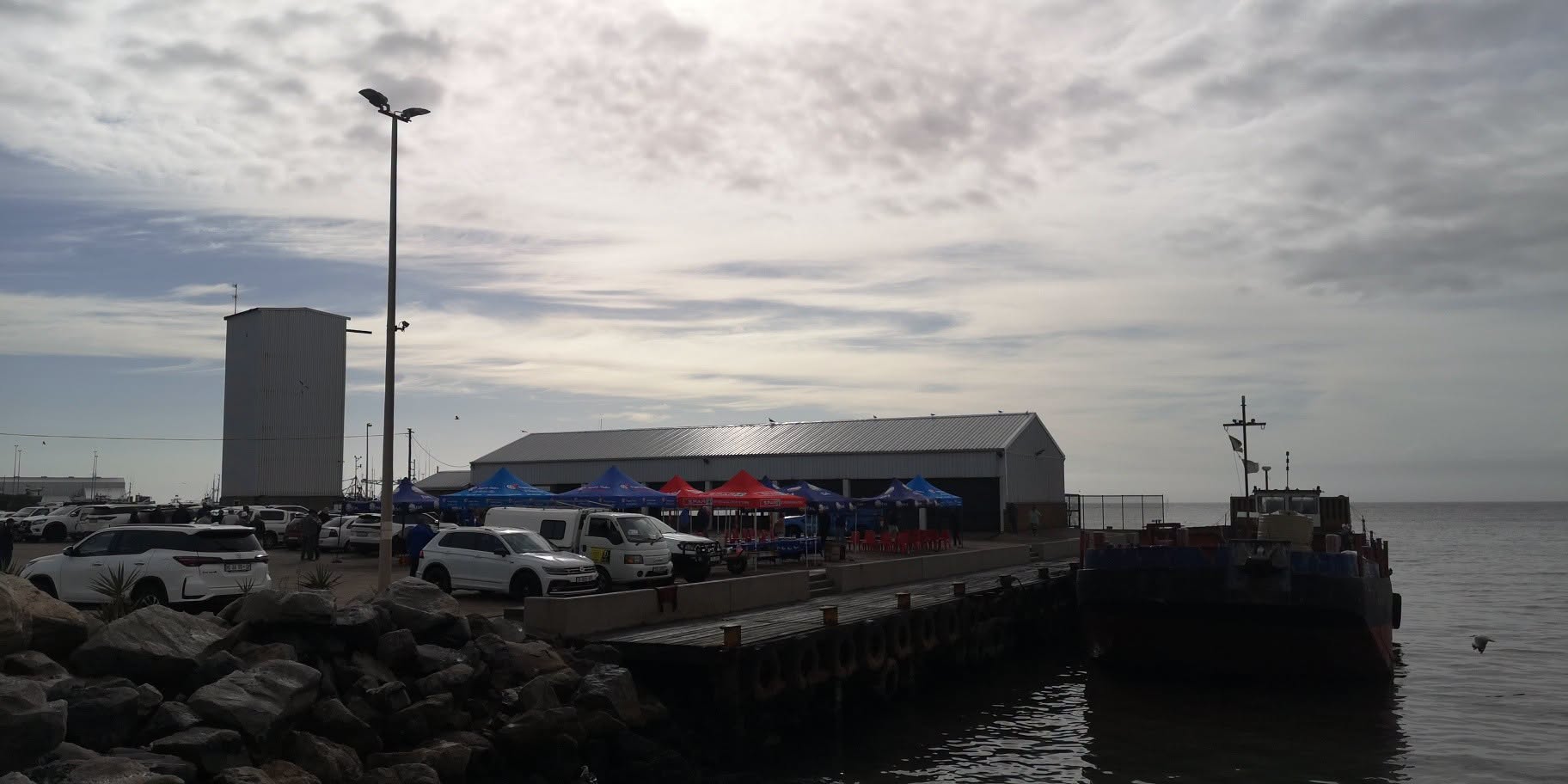 Die Sandy Point-hawe was bedrywig met die politici se besoek. Foto: Danie Hefers