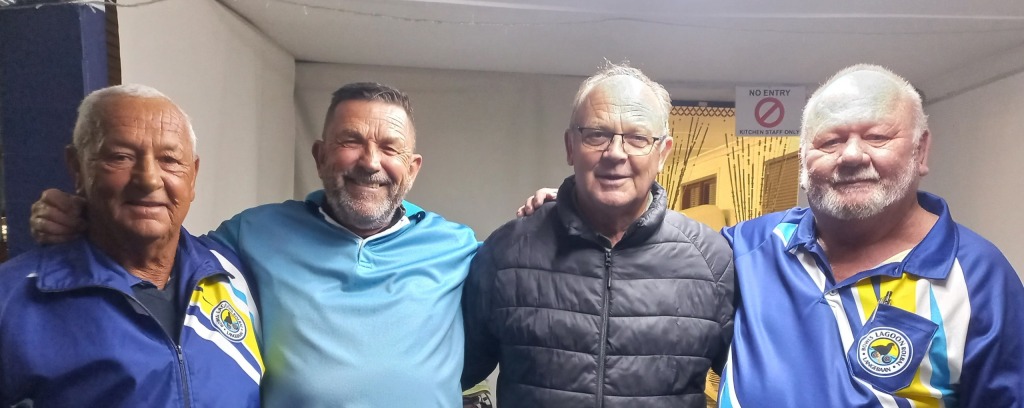 Negende: By Herman van Lill (sakeliga-sameroeper, links) en Etienne Schutt (klubpresident, regs) staan van die spanlede van Tweed Kans. Foto: Alida Buckle