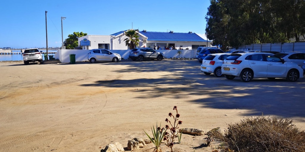 Die parkeerarea voor Die Eiland Huis in St Helenabaai. Foto: Danie Hefers