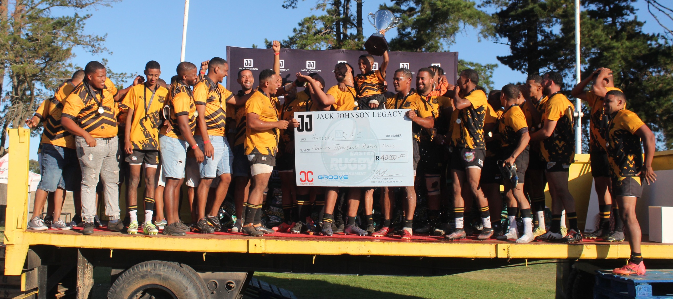 Hamlets met die wen tjek en die Jack Johnson Legacy Kampioen-beker.