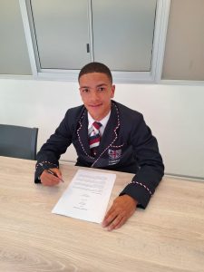 Young Velddrif talent signs with The Sharks for 2027
