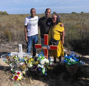 Familie lê kranse vir geliefdes