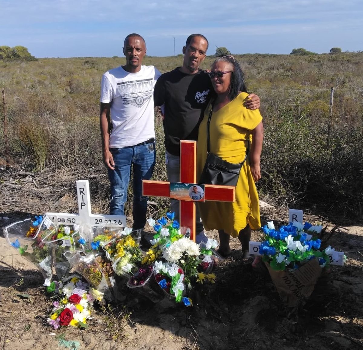 Familie lê kranse vir geliefdes